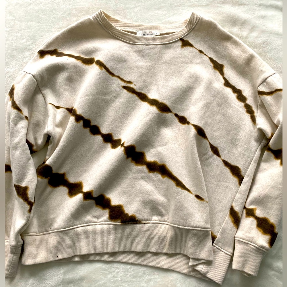 Short style sweatshirt